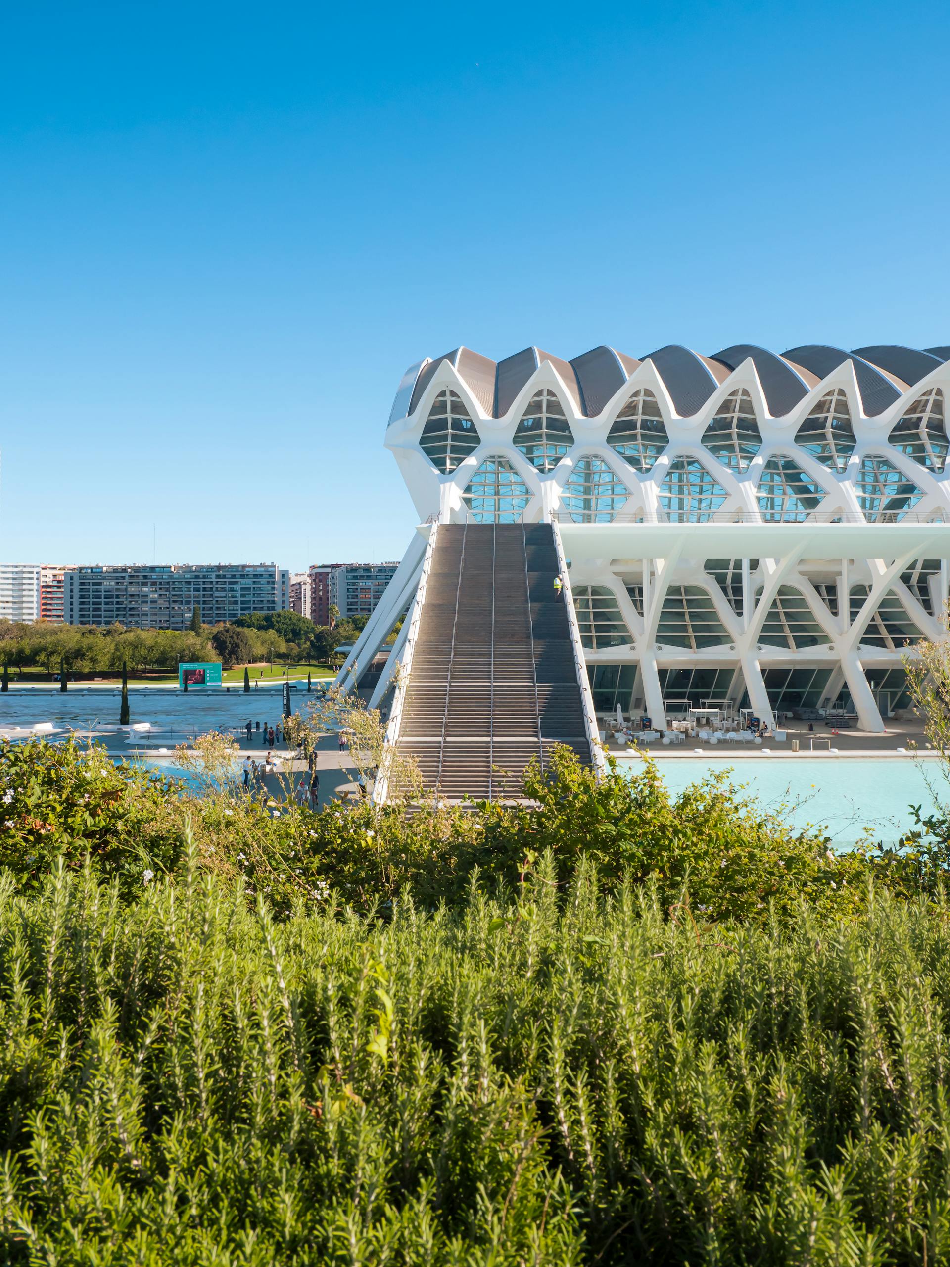 그린리모델링이 우리 사회에 필요한 이유는 명확합니다. 첫째, 심화되는 기후 위기에 대응하고 탄소중립 사회로 나아가기 위한 핵심 전략이기 때문입니다.