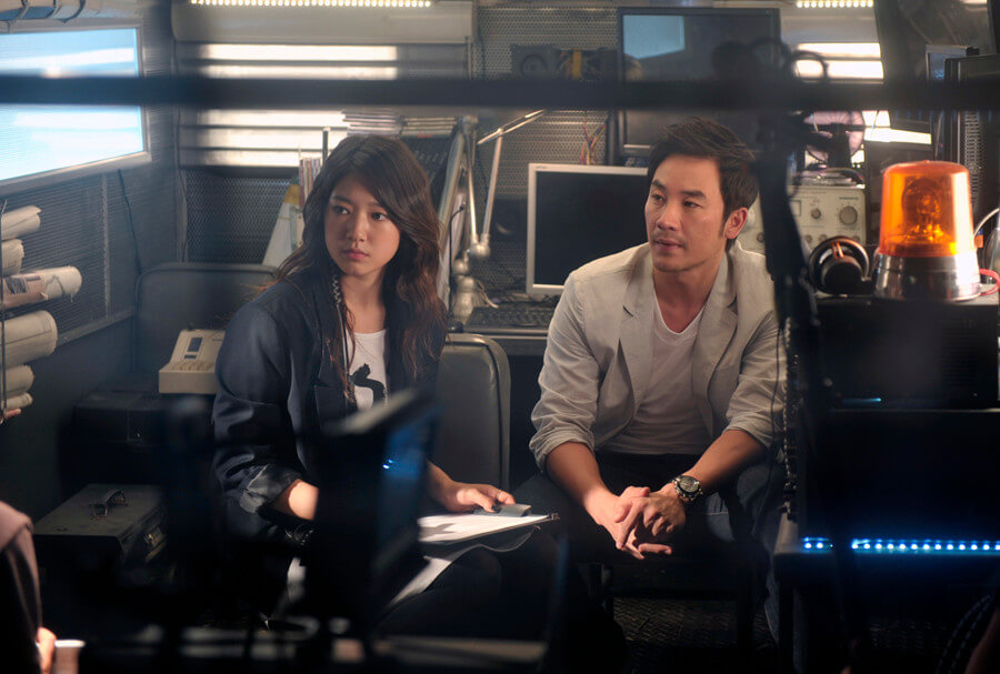 어딘가를 응시하는 남자와 여자