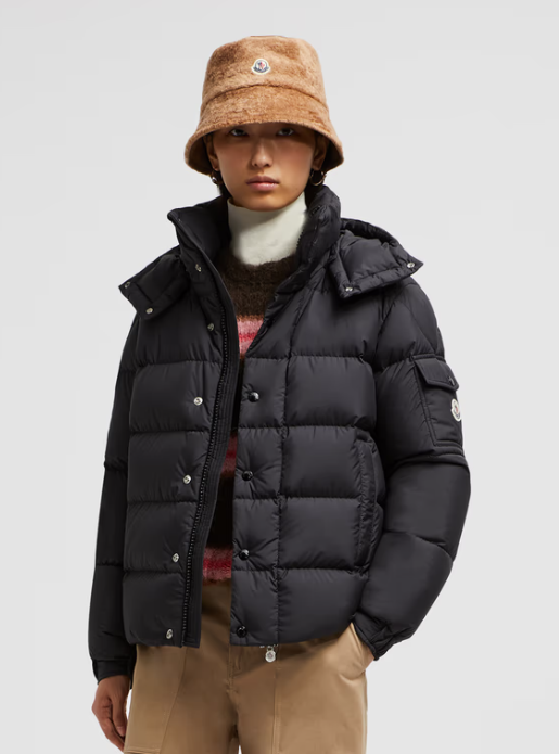 몽클레르(Moncler) 1952년 프랑스에서 설립된 몽클레어는 고급스러운 다운재킷으로 유명합니다.