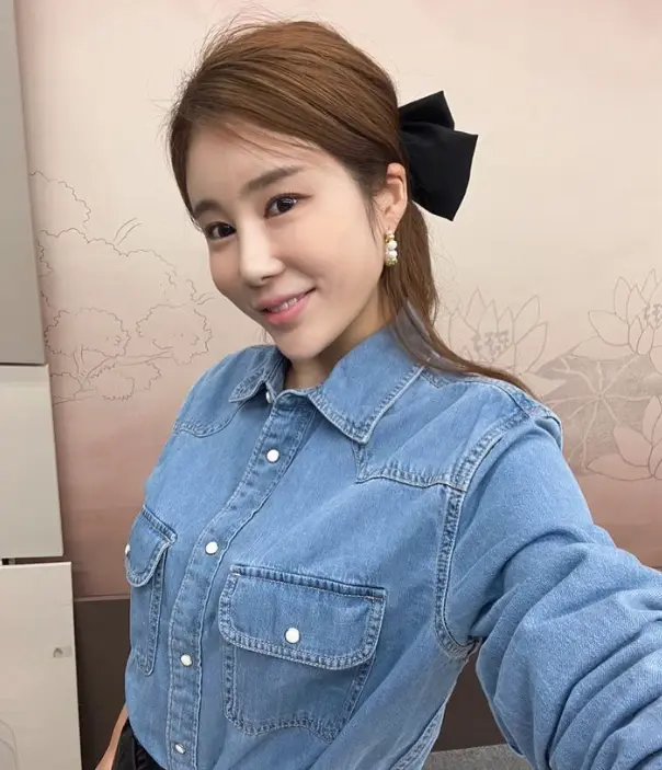 현역가왕- 청샤츠를 입고 머리를 푼채 검정색 큰 리본으로 머리를 묶고 셀카를 찍고있는 김소유