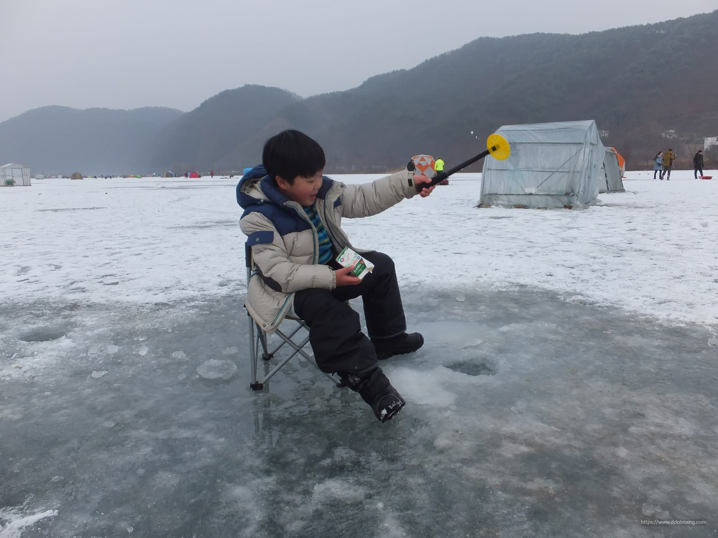 고패질을 하고 있는 아이