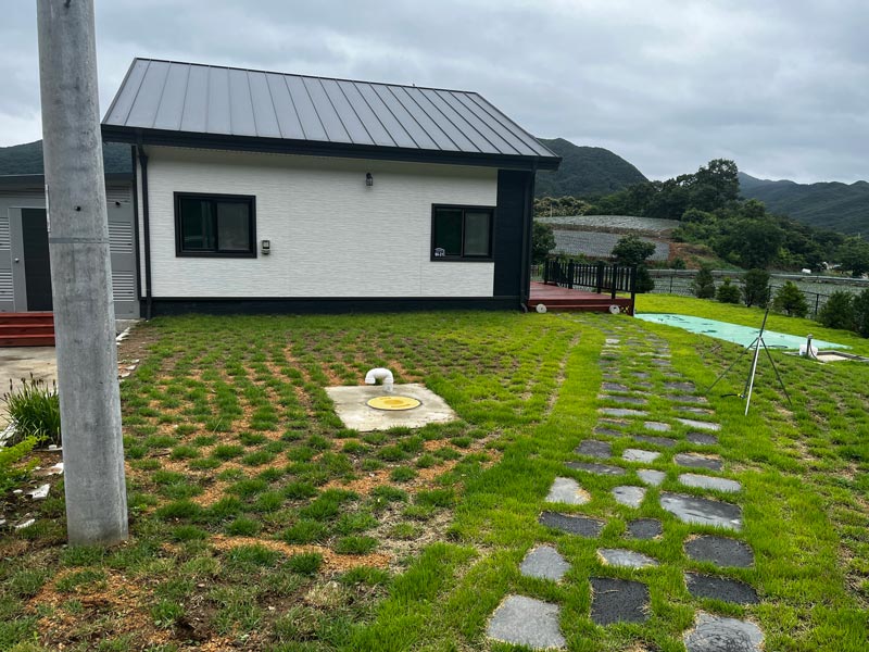 충북 괴산군 청천면 전원주택 마당과 본채