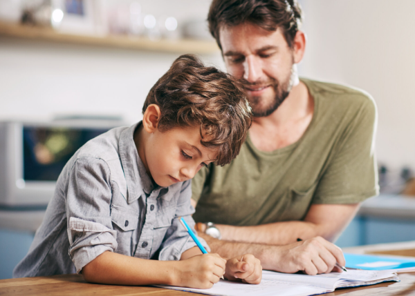 아빠와 공부중인 중학생의 모습 이미지