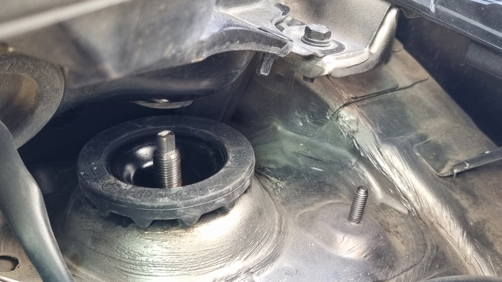 인슐레이터 더스트 커버 부품 올려놓은 모습