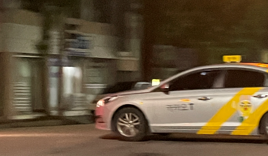 글의 이해를 돕기 위한 사진으로 심야에 운행 중인 택시를 촬영한 이미지