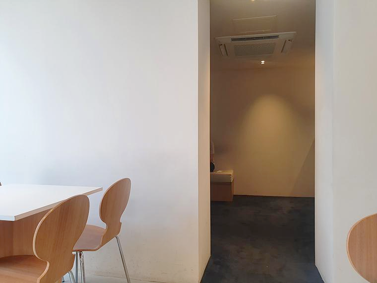 테누커피-차분한-실내