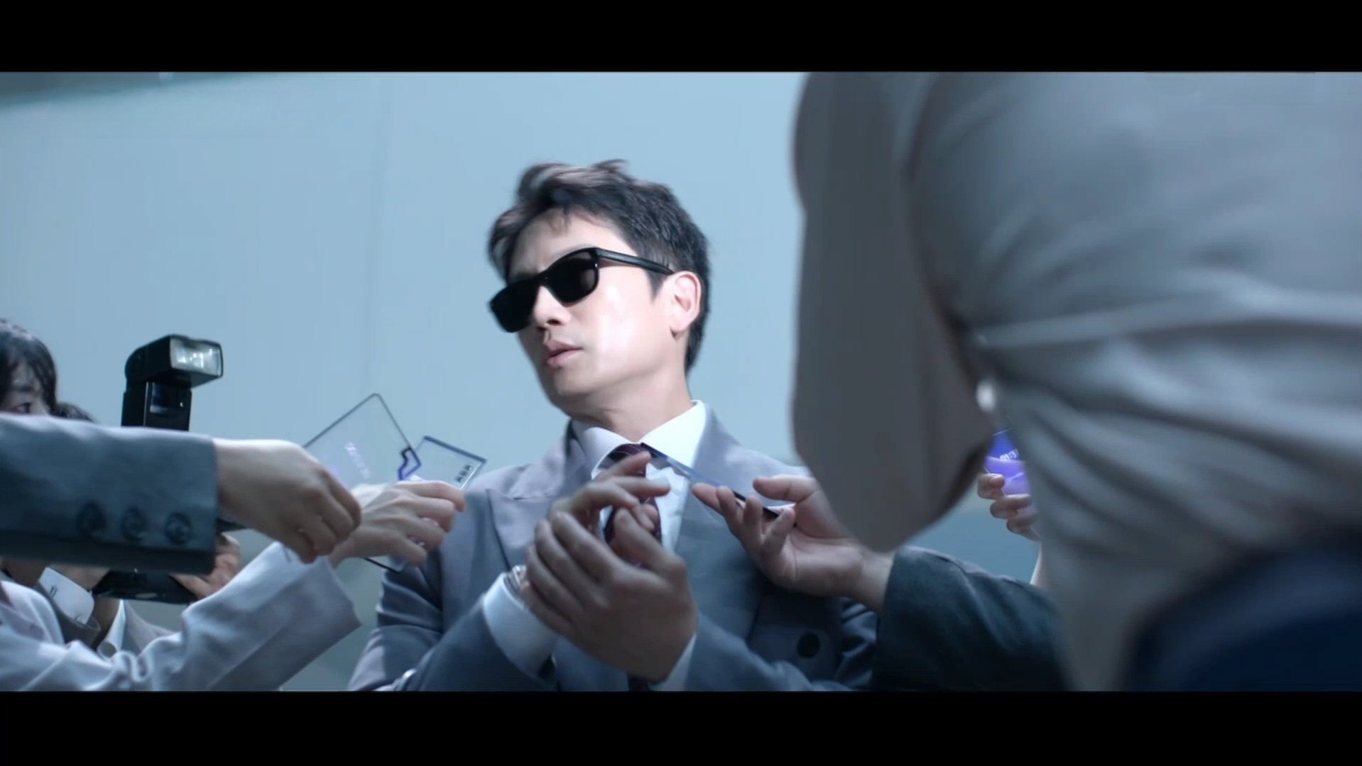 판사 이한영 2035년 기자들에게 인터뷰 받는 장면