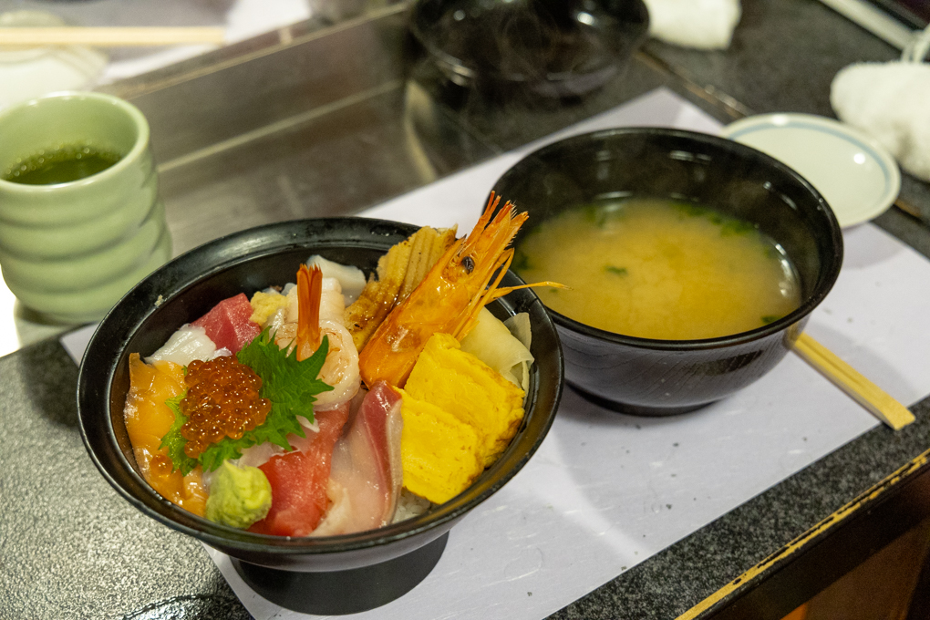 스시잔마이 오쿠노인점 카이센동과 미소된장국