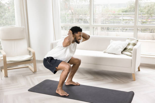 집에서 운동을 하고 있다.