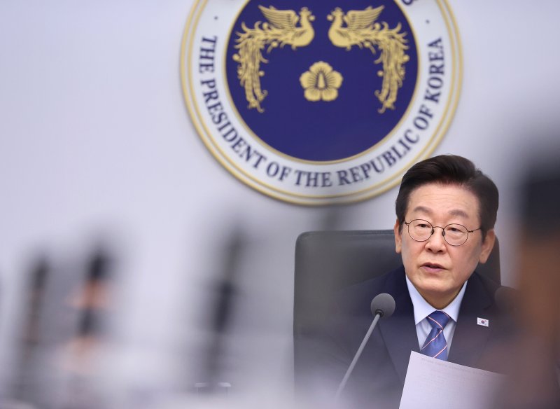 이재명 대통령이 18일 서울 용산 대통령실 청사에서 열린 수석보좌관회의에서 발언하고 있다.