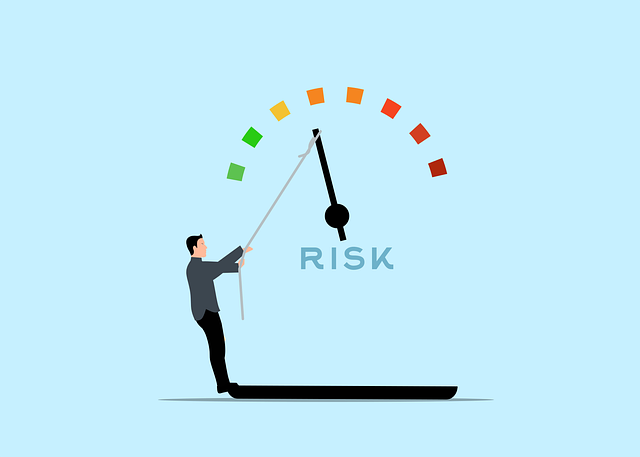 사람이 시계추를 줄로 당기고 있으며 영어로 RISK 쓰여져 있다