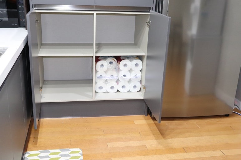 선반 위에 오와 열을 맞춰 가지런히 정리된 쉐어하우스용 화장지 및 소모품 재고