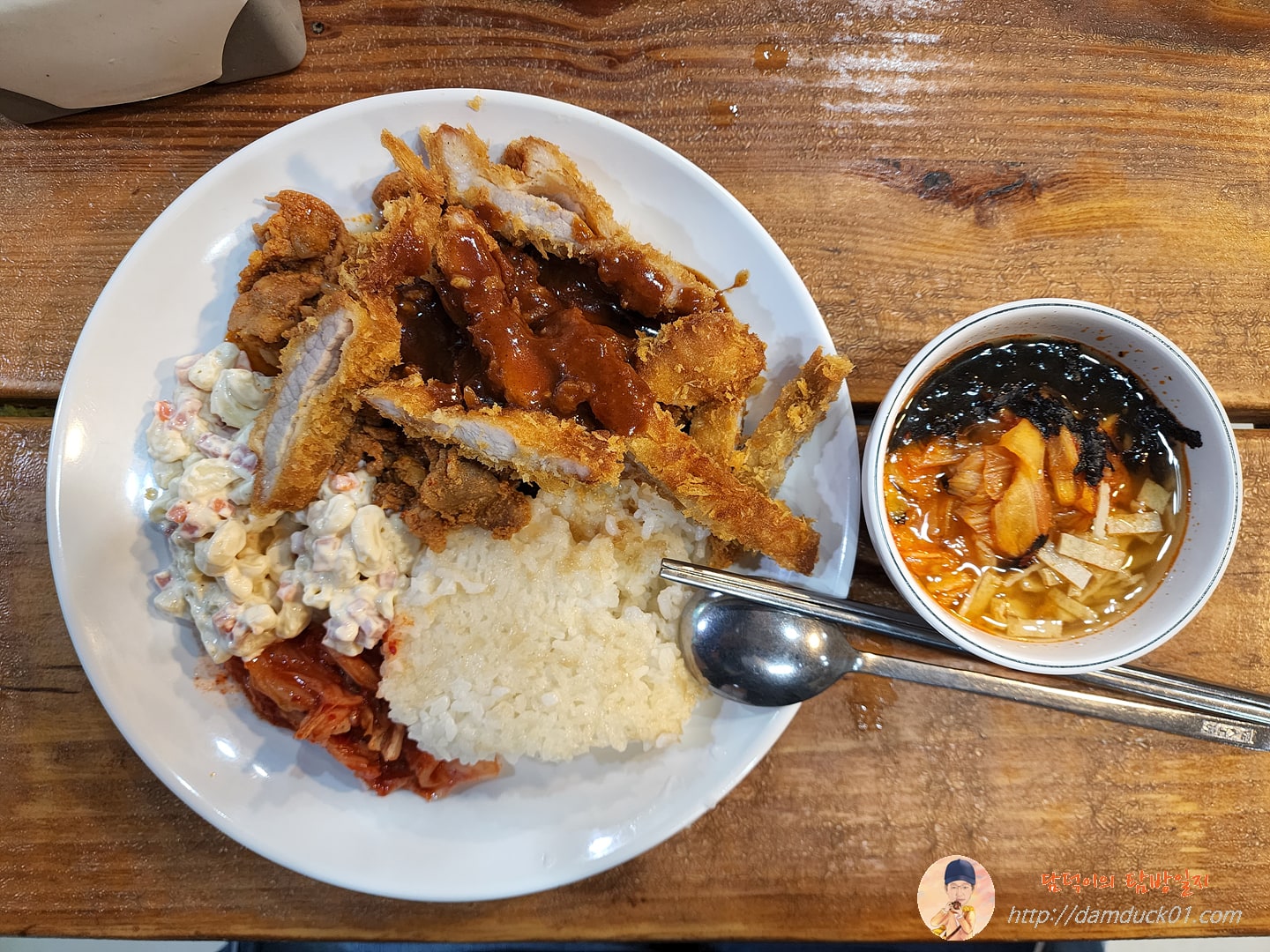 밥집 뷔페 한 접시와 잔치국수