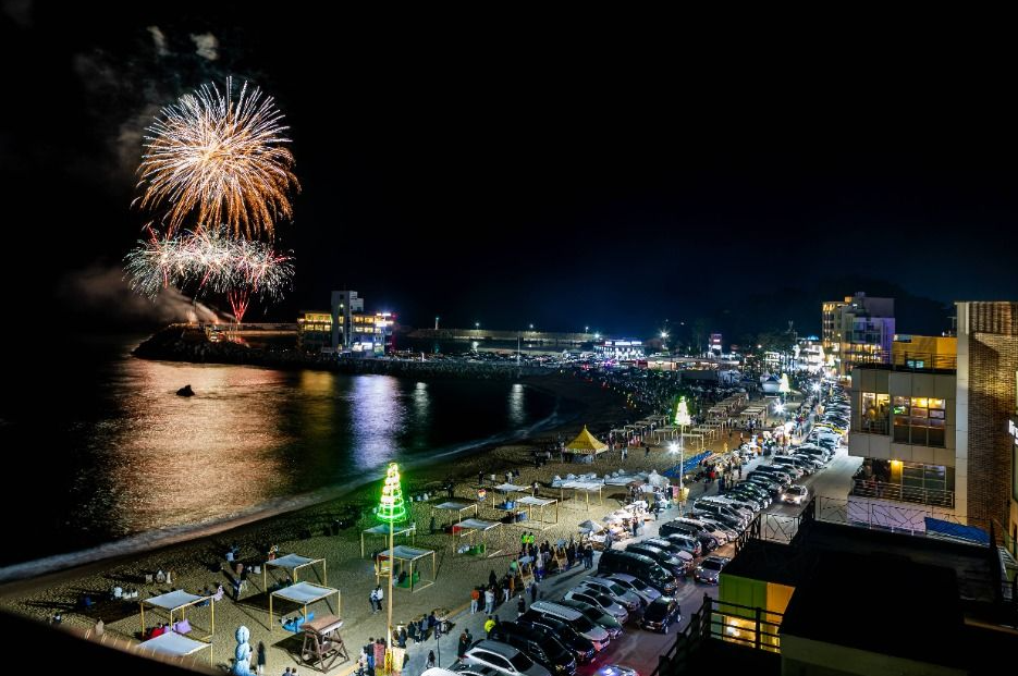 안목해변에서 불꽃놀이를 행사를하는 이미지