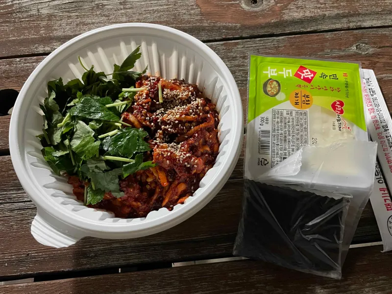 포장이 된 가오리회무침과 두부 한모가 놓여져 있는 모습