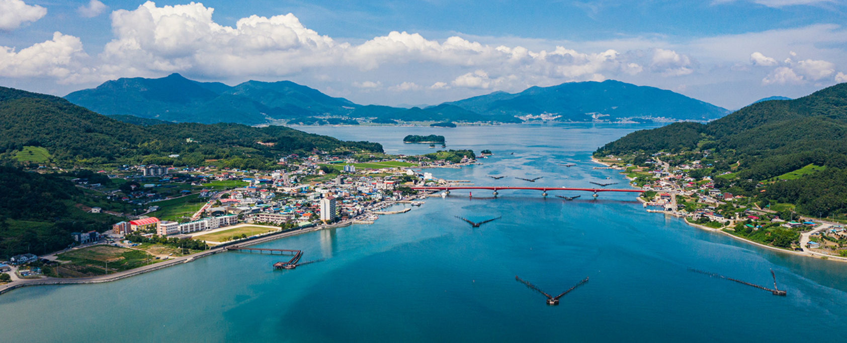 남해군 창선면과 삼동면 사이의 손도 해협 상공에서 바로 본 죽방렴