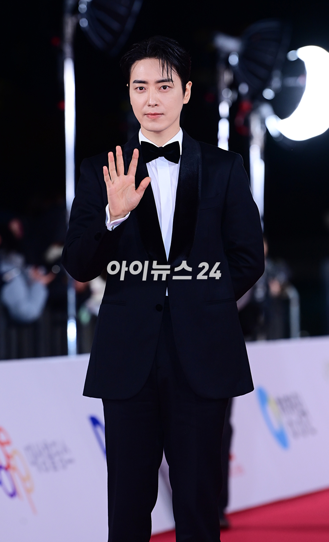 배우 이준혁이 24일 오후 서울 영등포구 여의도 KBS홀에서 진행된 제44회 청룡영화상 레드카펫 행사에 참석하고 있다. [사진=정소희 기자]