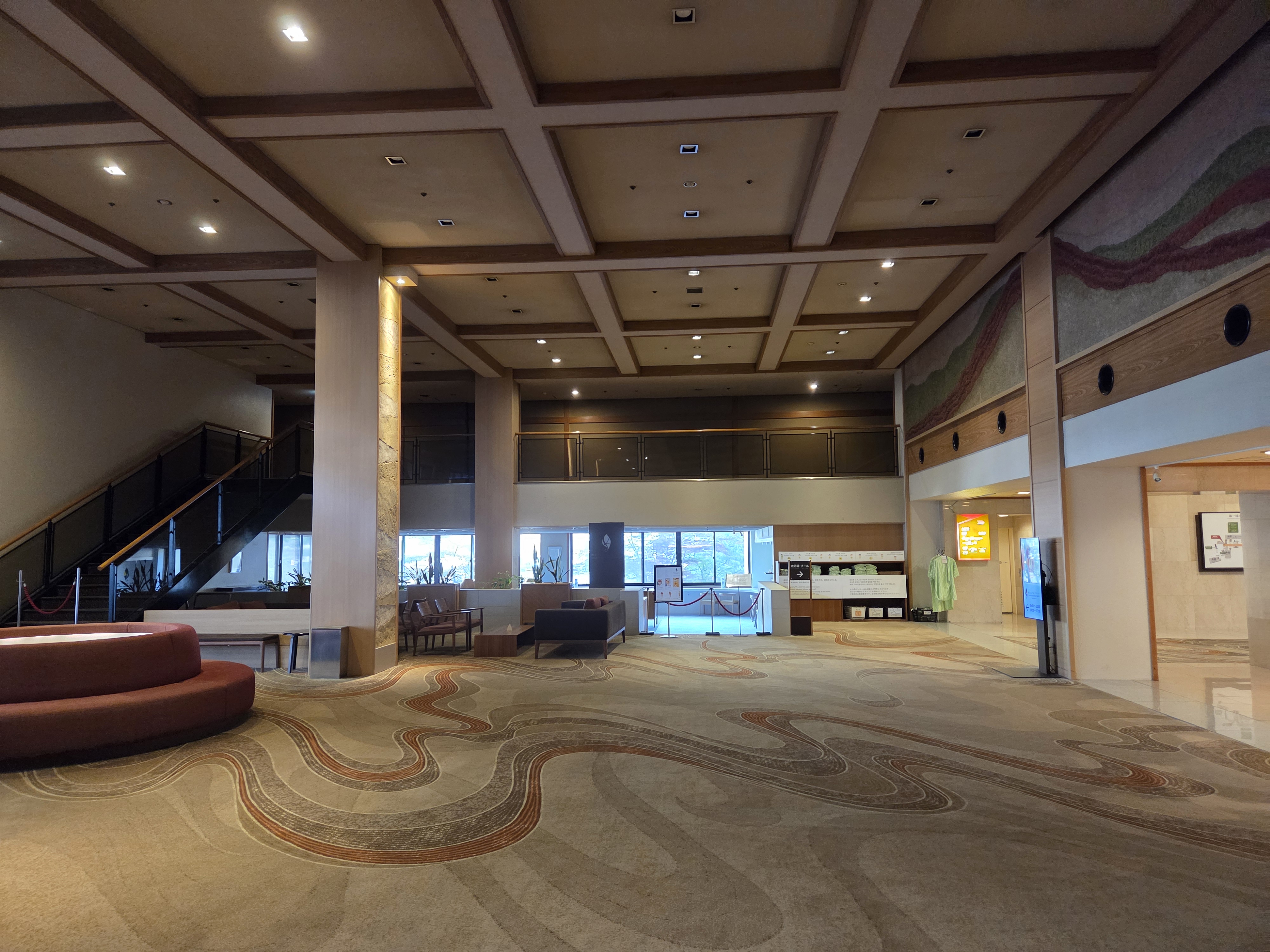 노보리베츠 다이이치 타키모토칸 호텔 로비, 체크인 카운터와 현대적인 인테리어가 돋보이는 프런트