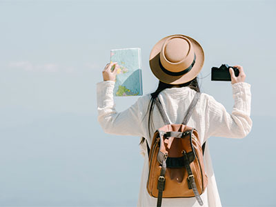 문화누리카드를 사용해 여행중인 여성 모습