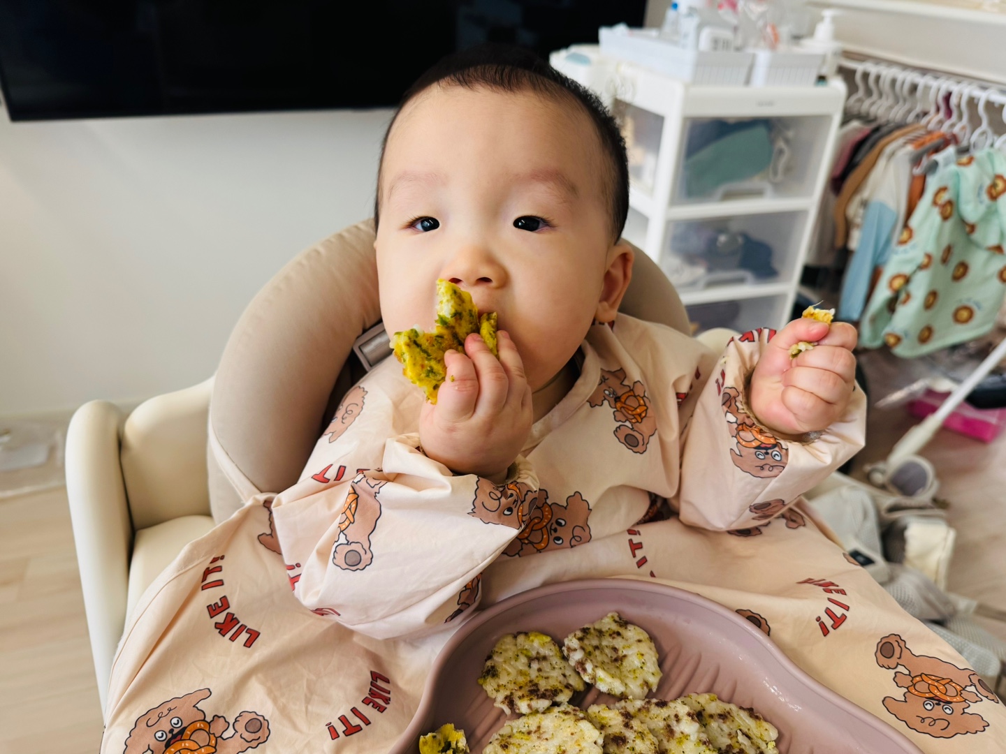 후리카게달걀밥전을 한입 베어물며 눈을 또렷이 뜬 찬솔이