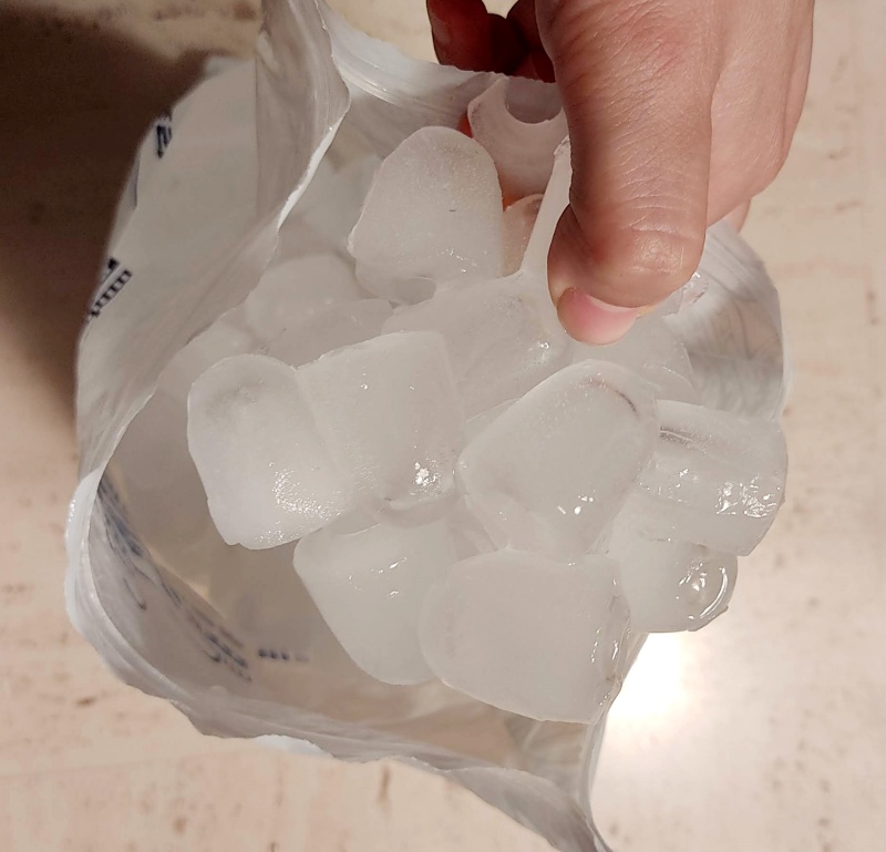 얼음이 녹아 엉겨붙은 얼음들