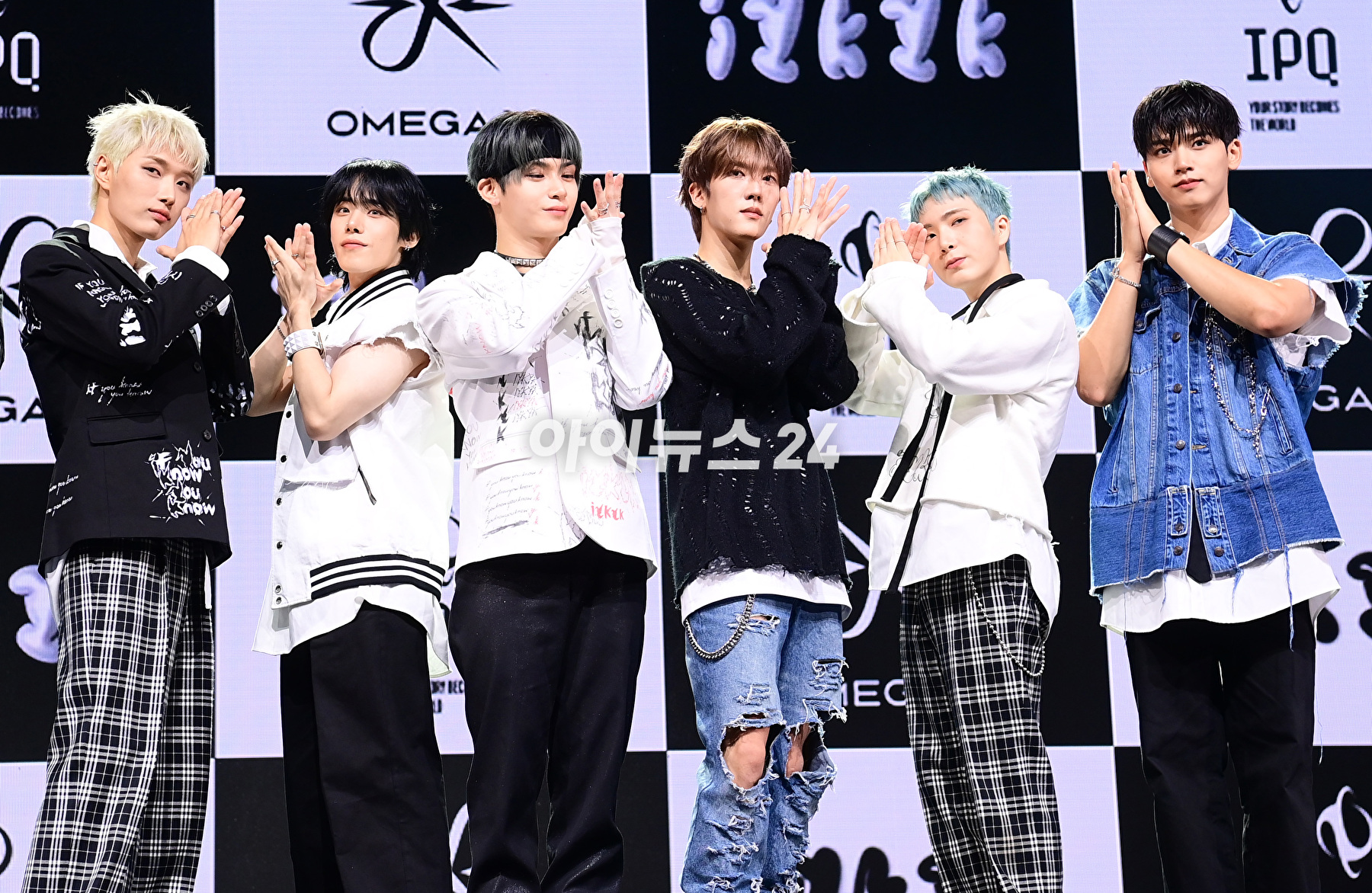 그룹 오메가엑스가 7일 오후 서울 광진구 예스24라이브홀에서 열린 오메가엑스(OMEGA X) 세 번째 미니앨범 'iykyk(if you know, you know)'(이프 유 노, 유 노) 발매 기념 쇼케이스에서 수록곡 무대를 선보이고 있다. [사진=정소희 기자]