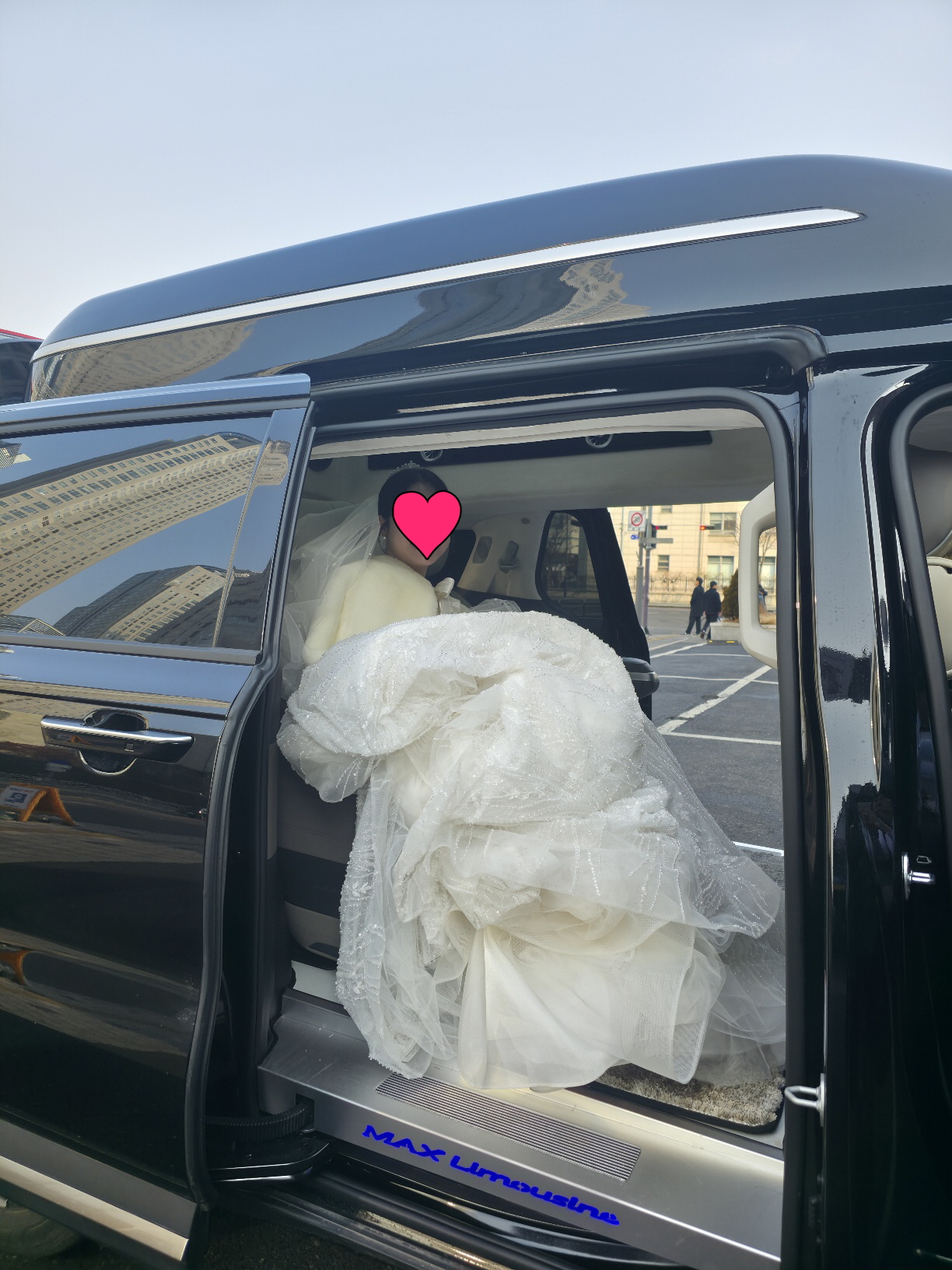 드레스를 입은 신부가 편안하게 승하차할 수 있는 카니발하이리무진 실내 구조