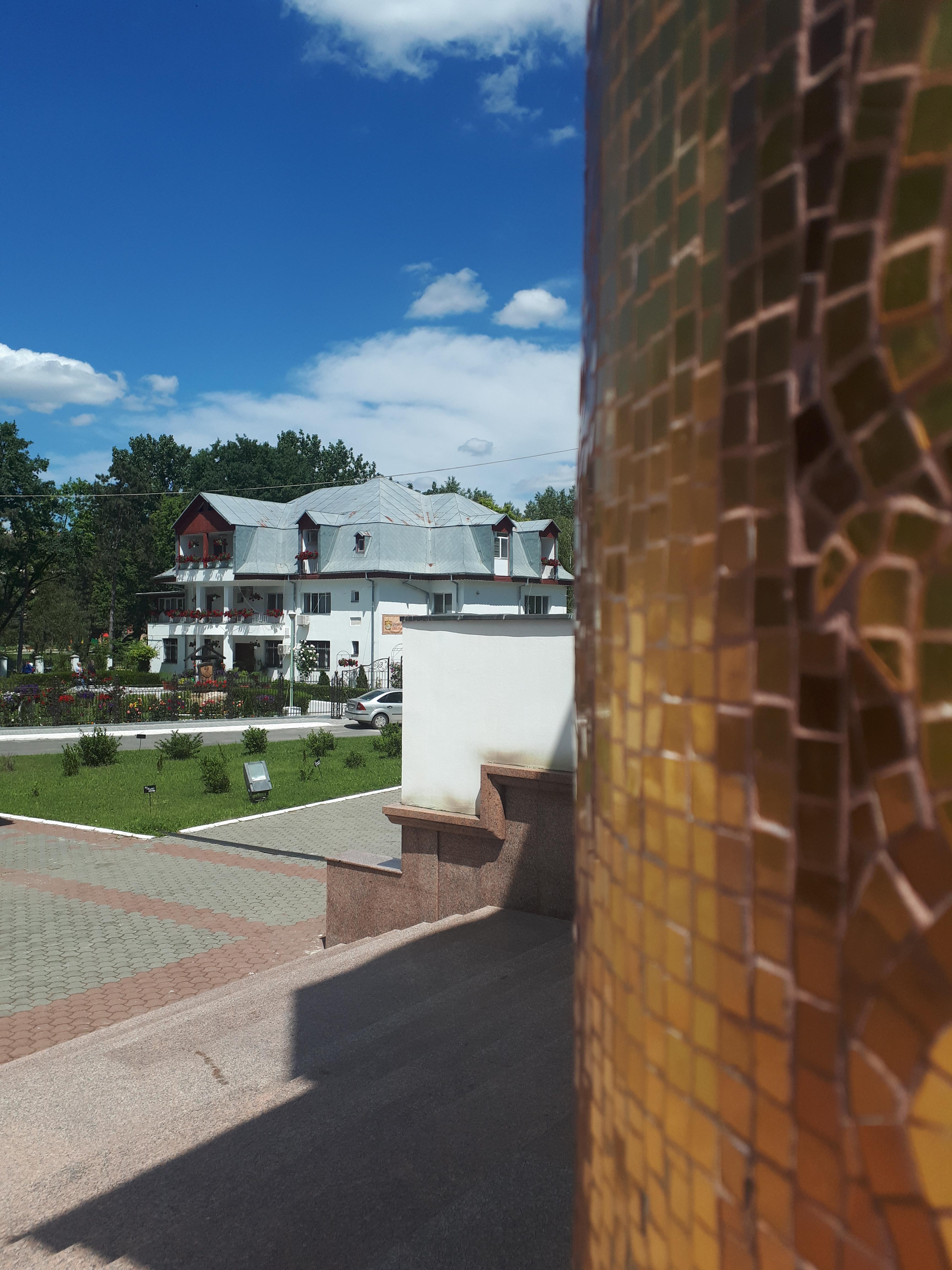 루마니아 슬로보지아 주님의 승천 대성당 기둥에서 바라본 예쁜 건물