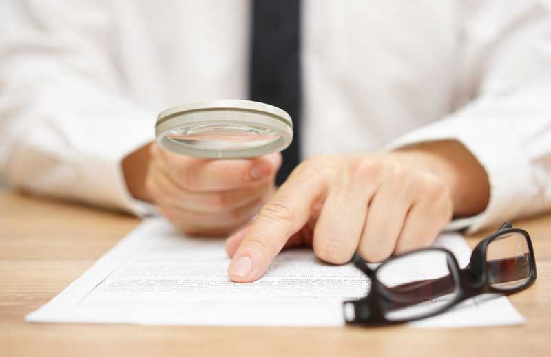 돋보기를 쓰고도 글씨를 읽기 어려운 이미지