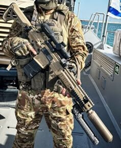 특수부대원이-1미터가-넘는-총을-가지고-수색하는-장면