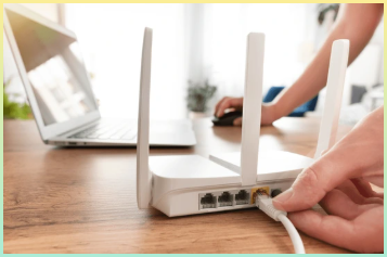 가정용 라우터 또는 인터넷 공유기를 설정하는 모습의 이미지