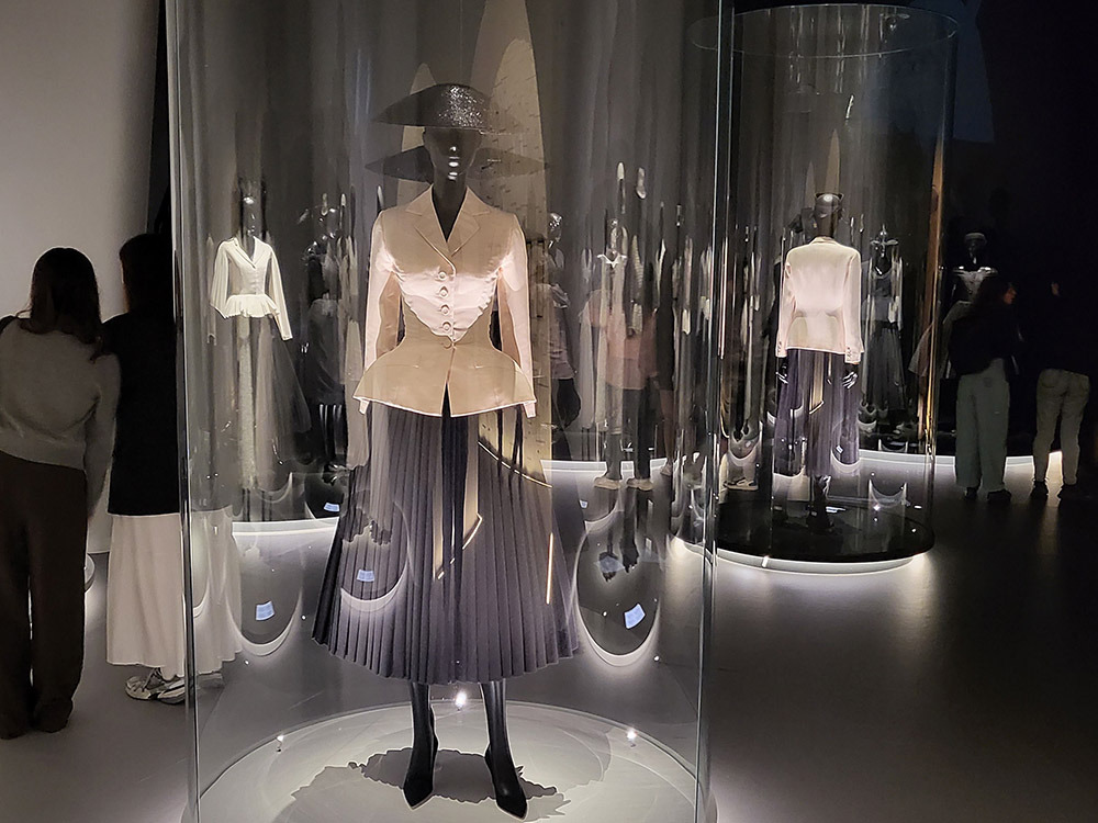 뉴 룩(New look)을 주제로 한 공간 출처 디자인DB