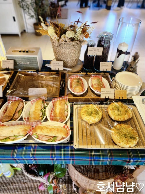 팔당 대형카페 윈터포레스트1224 베이커리 코너 &ndash; 샌드위치&amp;#44; 마늘빵&amp;#44; 패스트리 등 신선한 빵 메뉴 전경