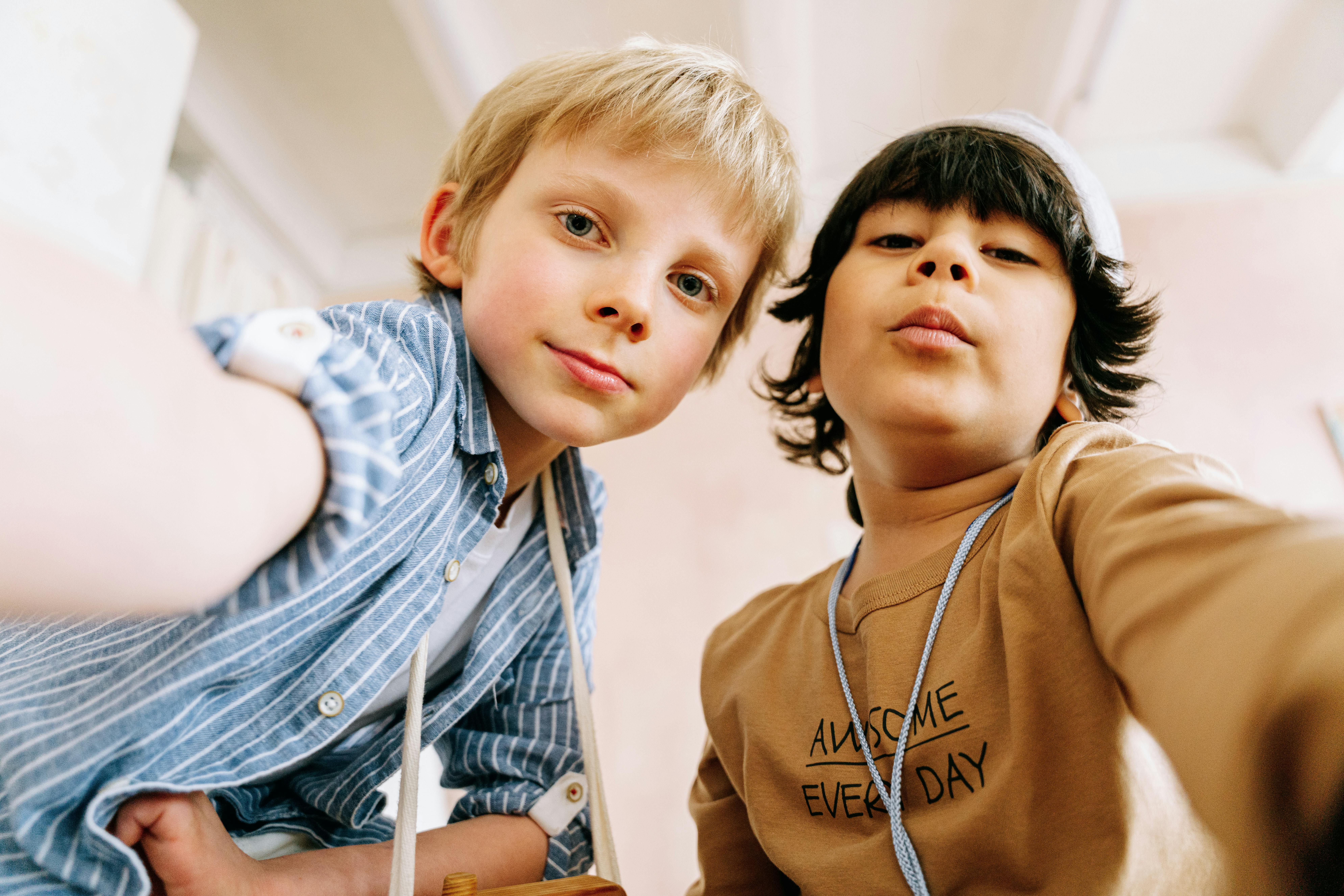 친구와 말다툼하는을 상징하는 이미지