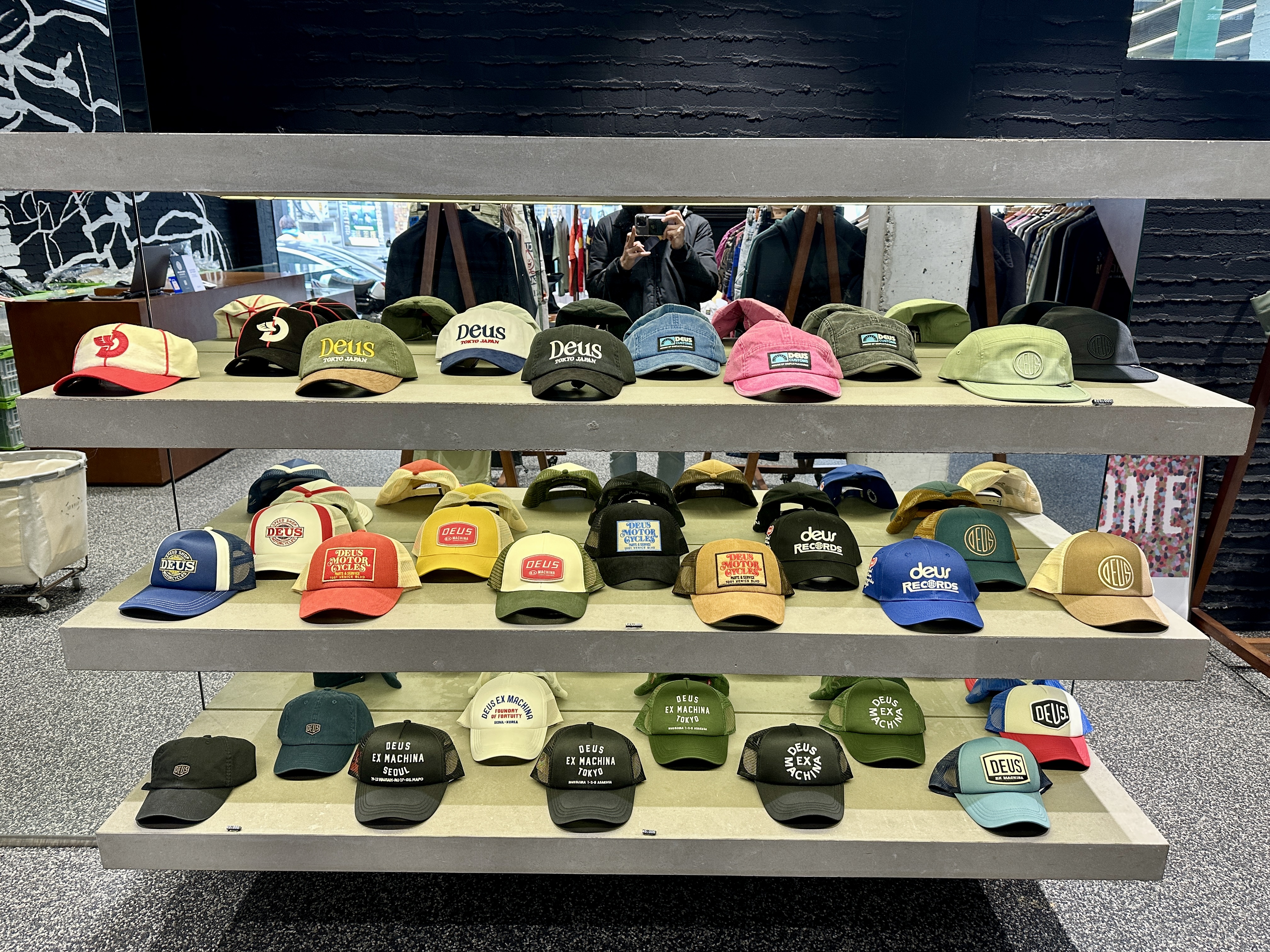 데우스 엑스 마키나 모자