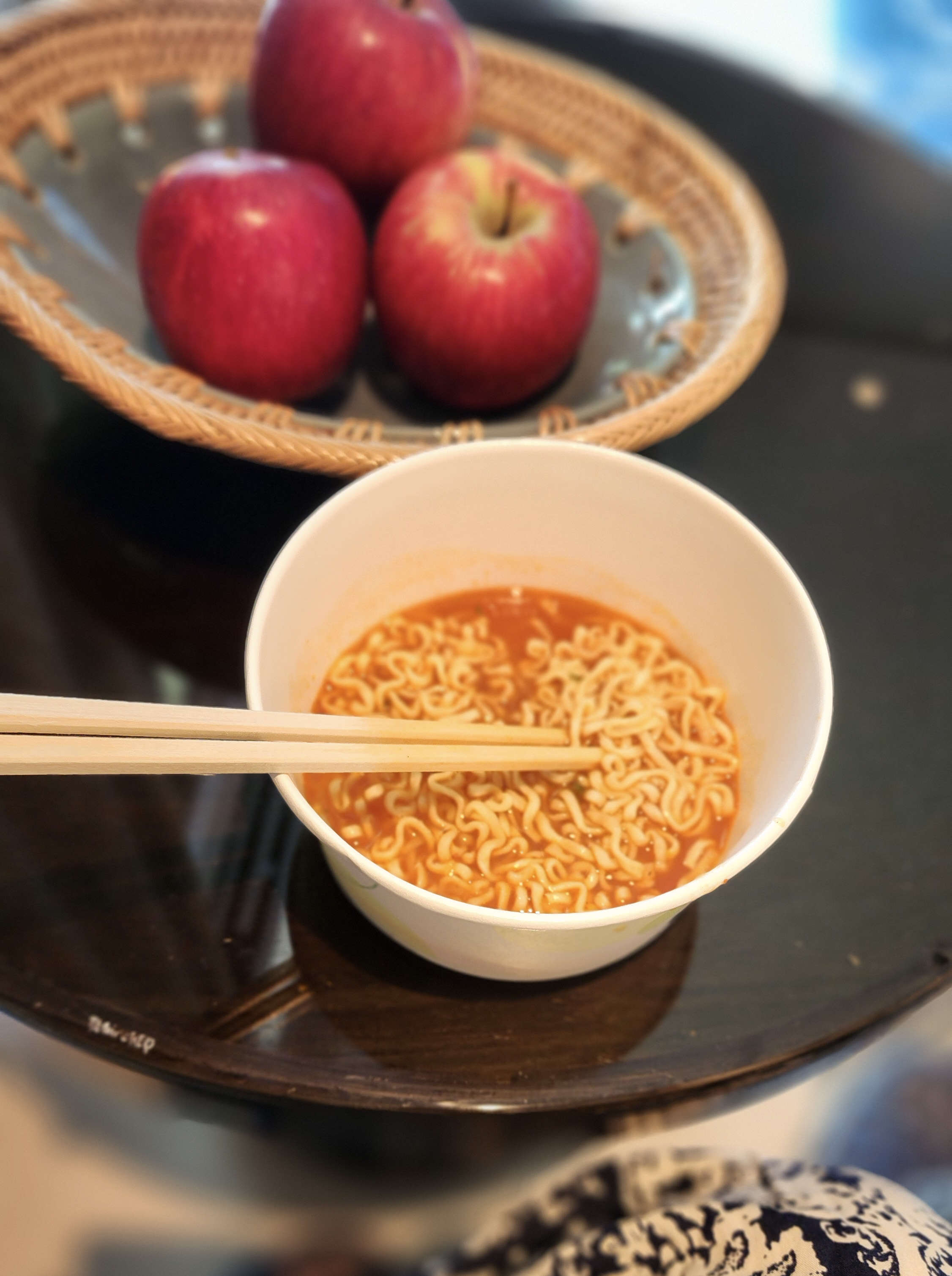 라면에-나무젓가락-놓은-사진