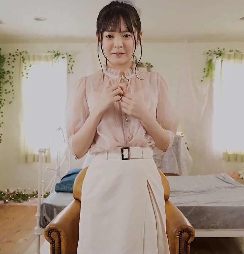 카미키 란(Ran Kamiki, FSDSS-509) 의자에서 일어선 모습