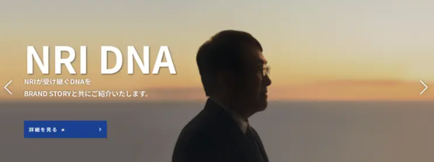 멀리 바라보고 있는 중년 남성의 사진