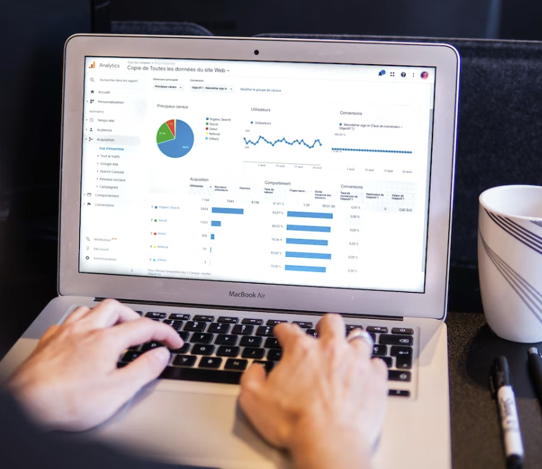 다양한 차트가 노트북에 표시되고 있다