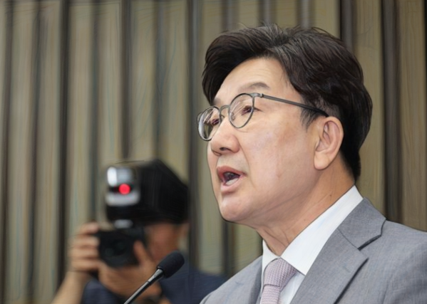 권성동 의원은 통일교 측으로부터 2021년부터 2024년 사이 1억 원대의 불법 정치자금을 수수한 혐의를 받고 있으며, 이 자금은 통일교 고위 인사들과의 공모를 통해 청탁 및 정치적 영향력 확보를 목적으로 제공된 것으로 특검은 보고 있습니다. 또한, 권 의원은 통일교 한학자 총재의 미국 내 수사 정보를 특수한 경로로 입수해 윤영호 씨에게 전달했다는 의혹과 함께, 통일교 교인들을 조직적으로 국민의힘에 입당시켜 자신의 정치적 기반을 강화하려 한 정황에도 연루돼 있습니다. 특검은 이 모든 혐의를 근거로 권 의원을 피의자로 입건하고 소환 조사를 준비하고 있습니다.