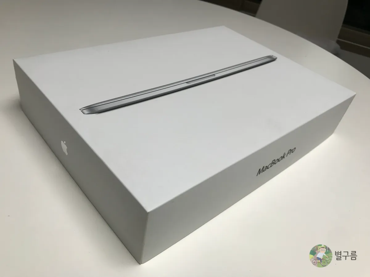 중고-맥북-케이스-테이블에-놓여있다