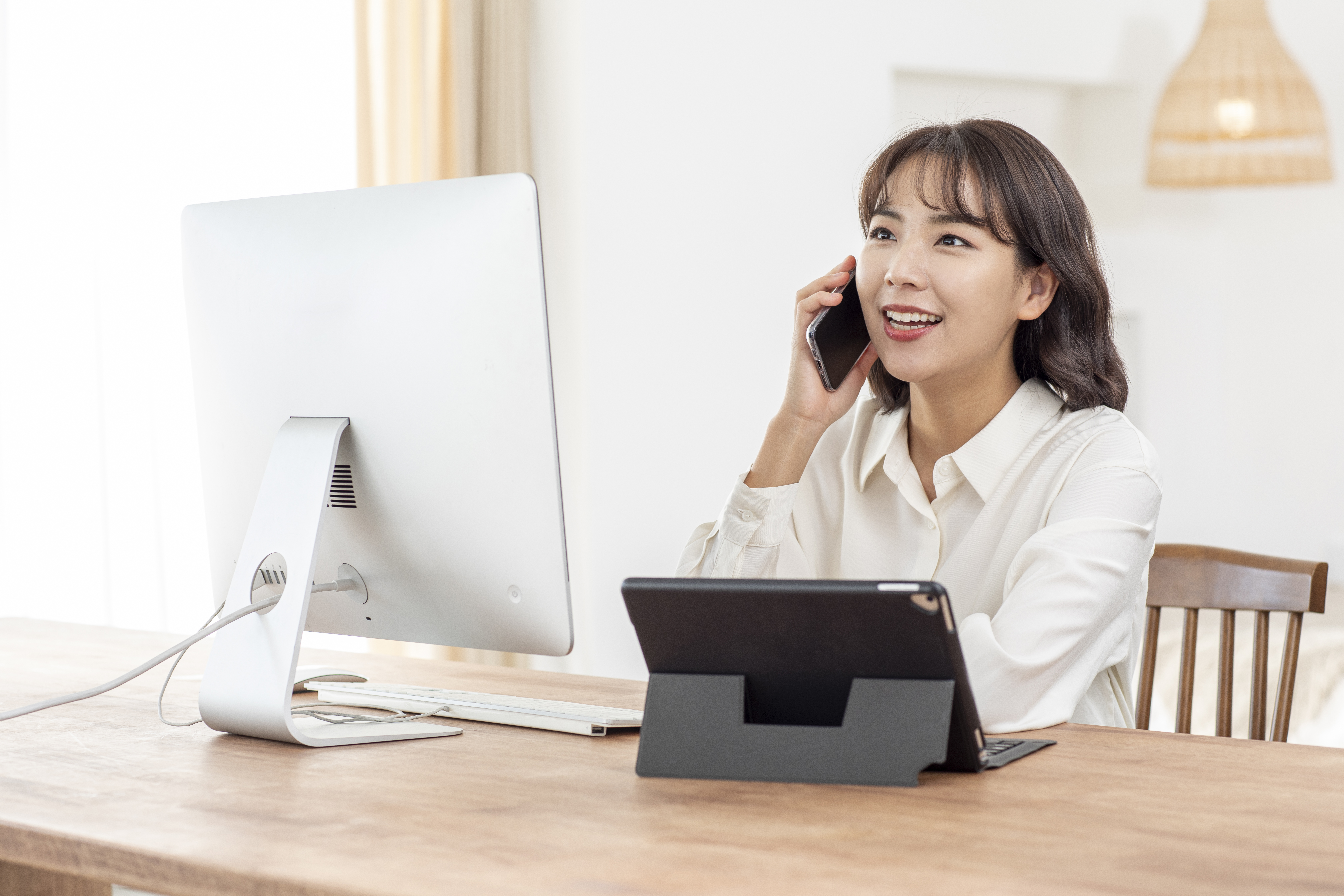 고객이 고객센터에 전화하는 모습