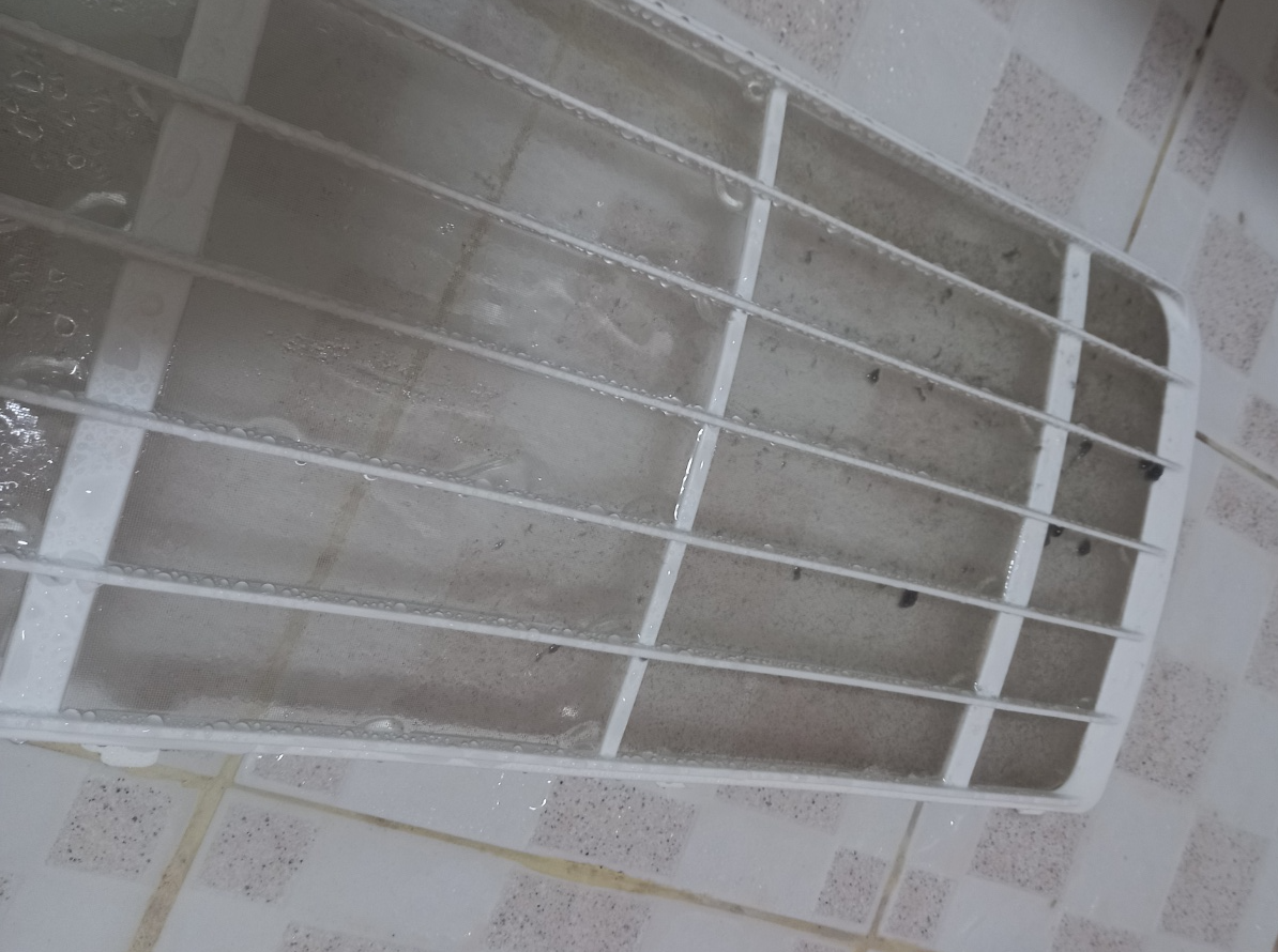 벽걸이 에어컨 필터 청소하는 모습