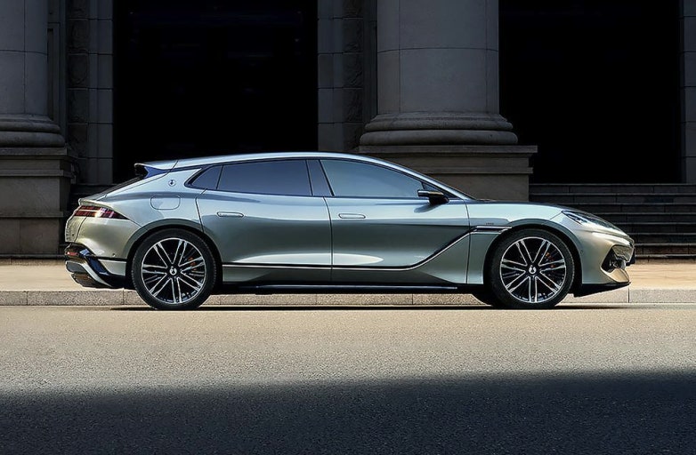 국내 도로 환경에 최적화된 20도 후륜 조향 기술과 트라이 모터 시스템을 탑재한 하이엔드 전기 왜건 덴자 Z9 GT의 외관 디자인