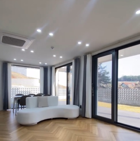 거실은 햇살이 잘들어와 가족들이 같이 쓰기에 넉넉한 공간를 갖고 있다.