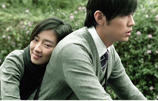 영화 속 남녀 주인공이 자전거를 같이 타고 가는 장면