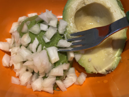 소금 한 꼬집 넣어서 아보카도 으깨며 버무리기