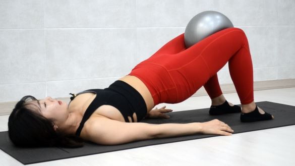 산후 가벼운 운동을 하는 사진