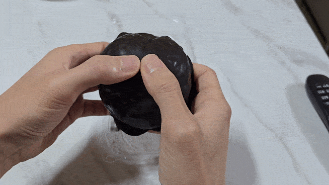 초코마시멜로우팡 반으로 주욱 늘리면서 가르는 모습