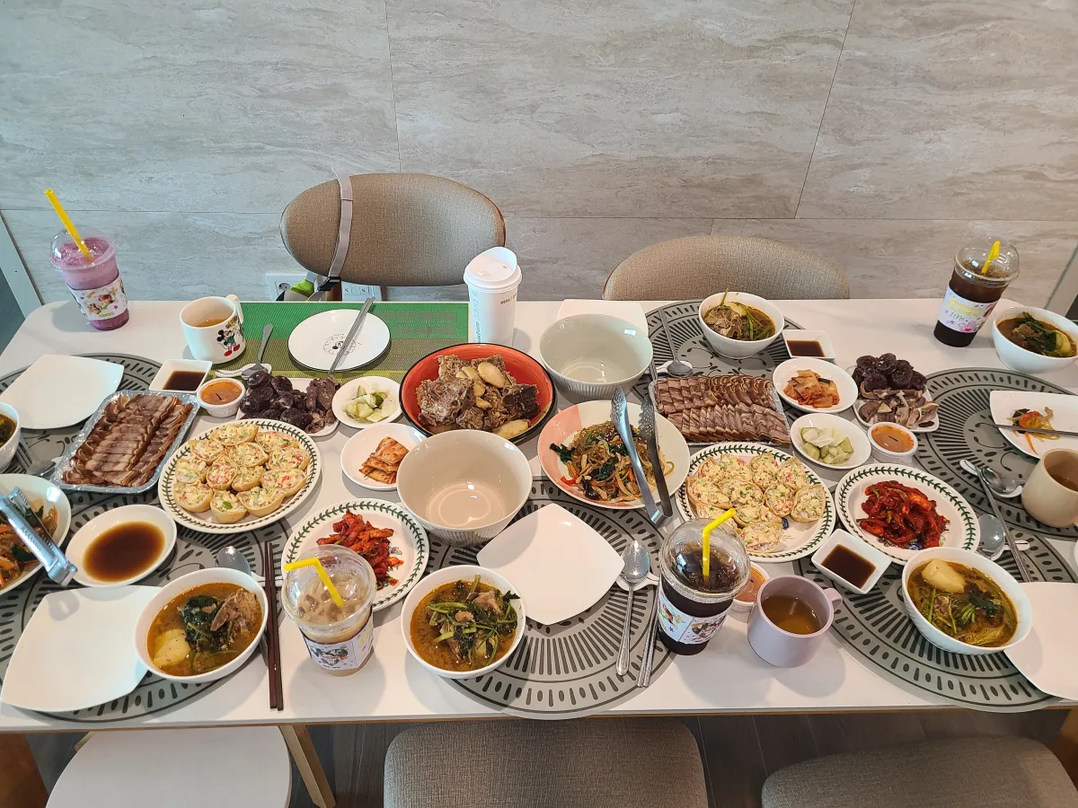 화이트대리석테이블위에-6인식사세팅-갈비찜-잡채-유부초밥-감자탕-편육-샐러드-홍어무침